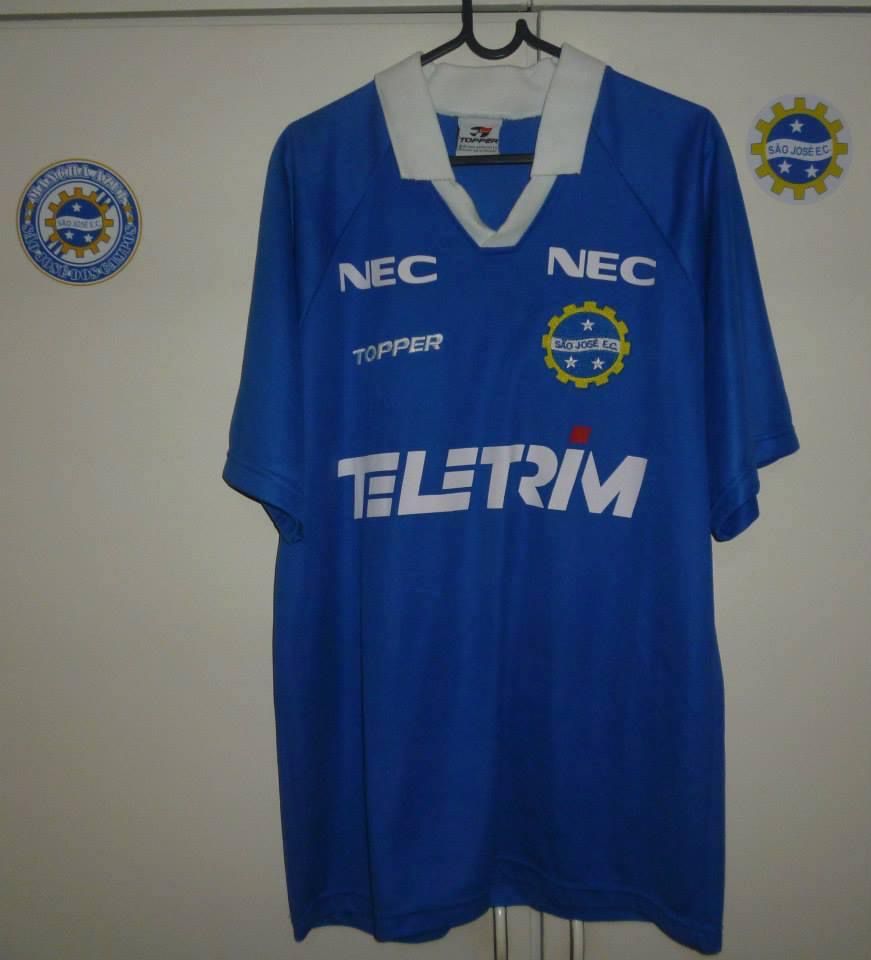 Camisa azul anil com a gola branca, e com os patrocinadores da Topper, NEC e Teltrim e com escudo do São José