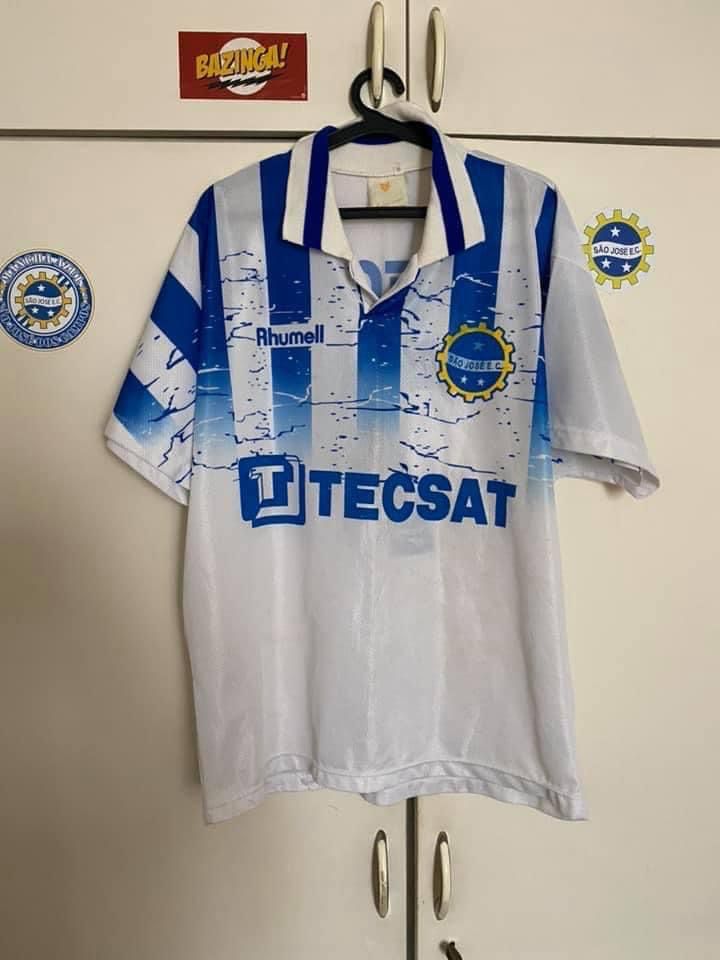 Camisa que começa com listras verticais azuis e que terminam no acabamento degrade em branco
