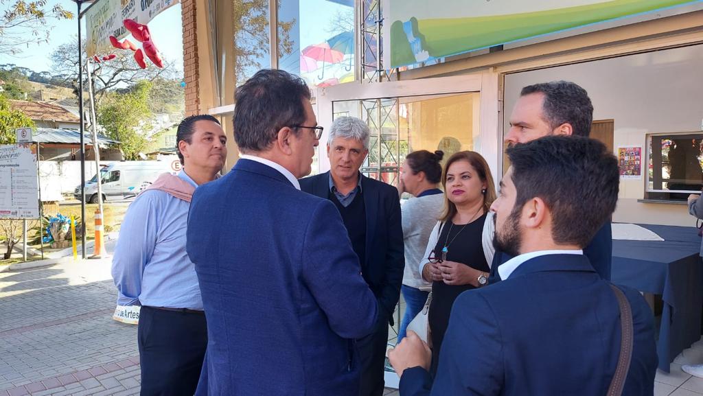 Maurício Guisard, presidente do Destination SJC, o secretário Estadual de Turismo e Viagens de São Paulo, Vinicius Lummertz, o secretário de Inovação e Desenvolvimento Econômico de São José dos Campos, Alberto Marques Filho, Aline Arantes, diretora de Turismo de São José dos Campos e outros executivos em encontro em Santo Antônio do Pinhal