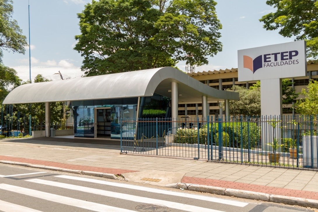 Fachada da ETEP, com árvores em volta; foto ilustra matéria sobre encontro de empreendedores da Conecta Vale.