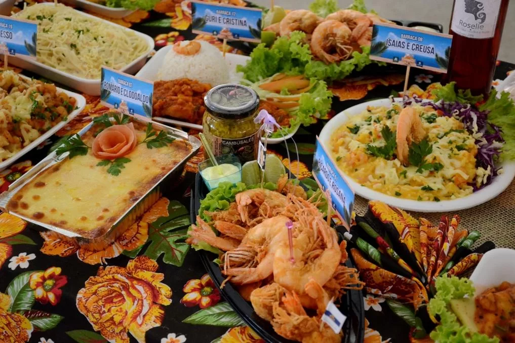 Mesa com diversos pratos de camarão