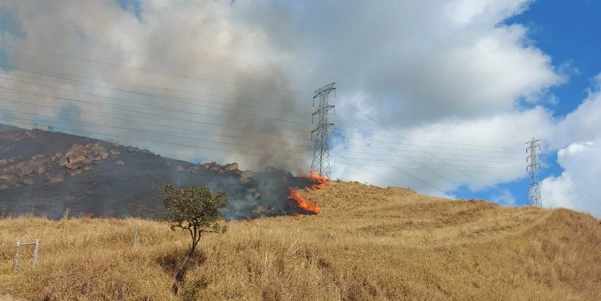 Incêndio atinge área de 120 mil metros quadrados próxima à Via Dutra, em Roseira