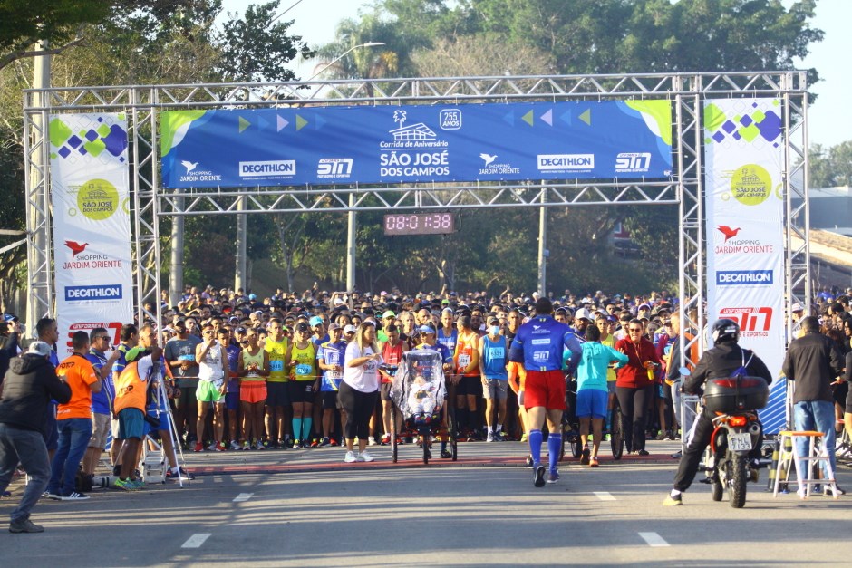 Multidão de corredores em largada da corrida de aniversário de São José, no sábado de manhã,