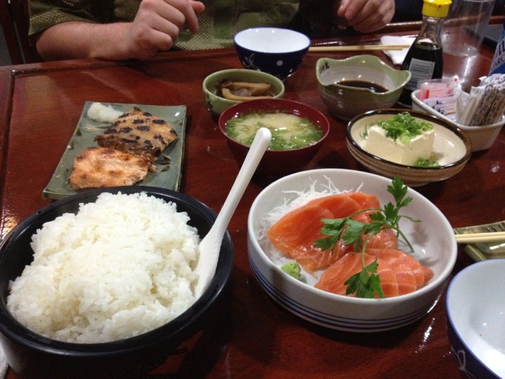 Irie, restaurante japones em sjc: mesa com gohan, sashimi, salmão grelhado, misoshiro, tofu e shimeji