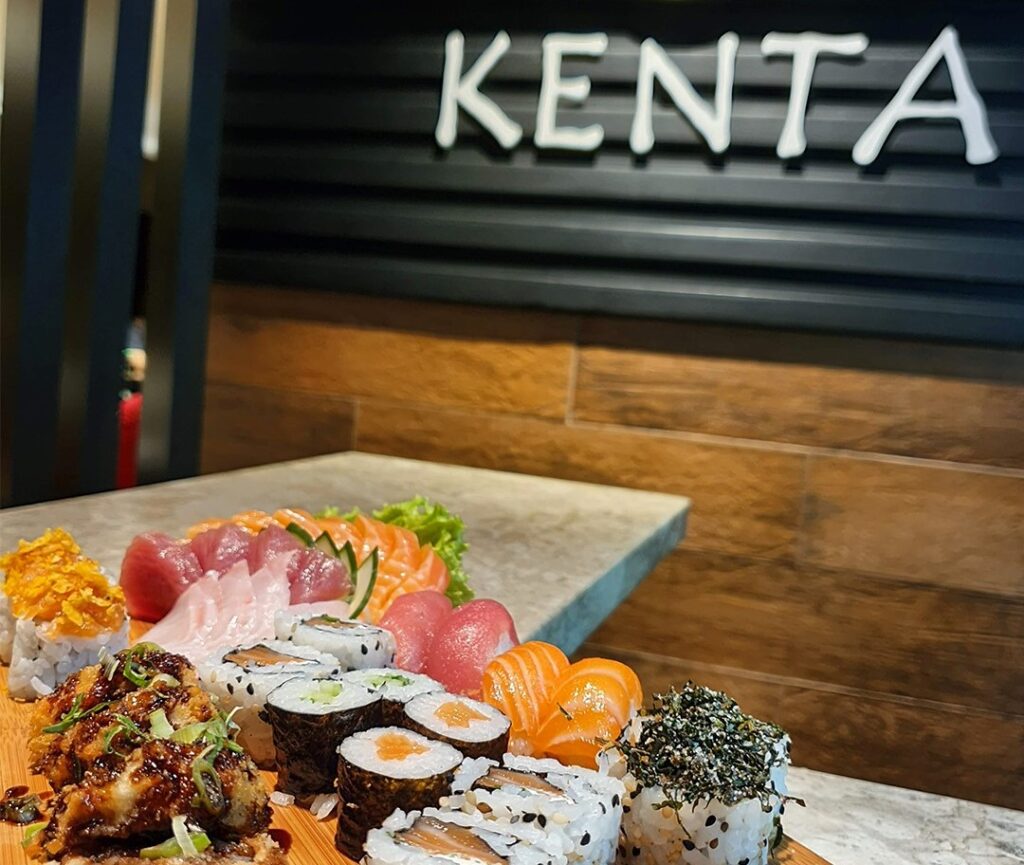 restaurante japones em sjc: bandeja de combinados do Kenta: niguiris, sashimis, e camarão frito