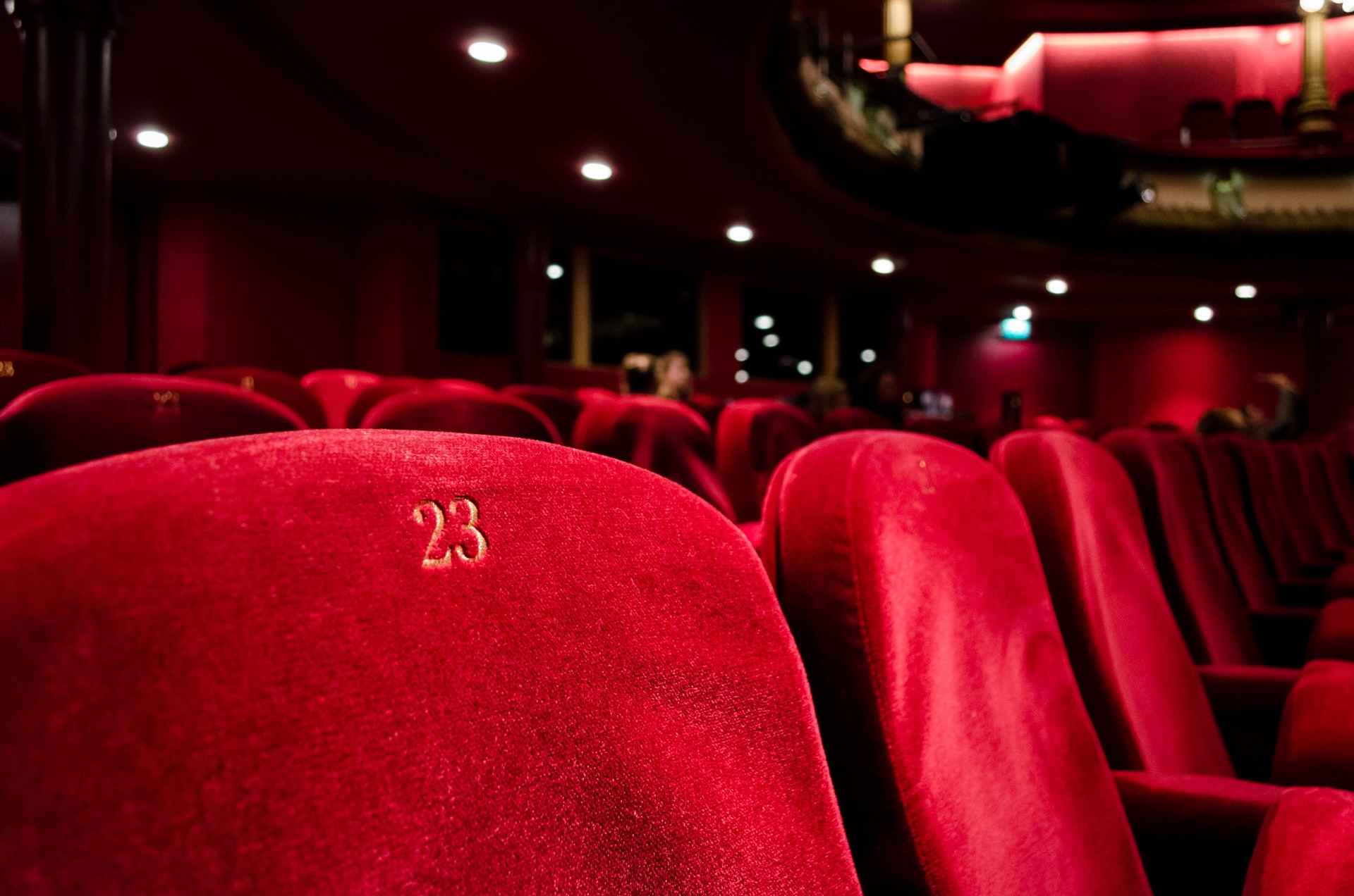 Poltrona vermelha, simulando um local de apresentação de ópera em Taubaté.