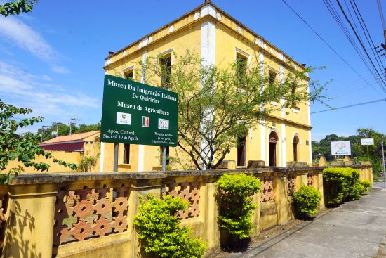 Estrutura do museu de quiririm, em taubate, com o predio o ao fundo e uma placa na frente