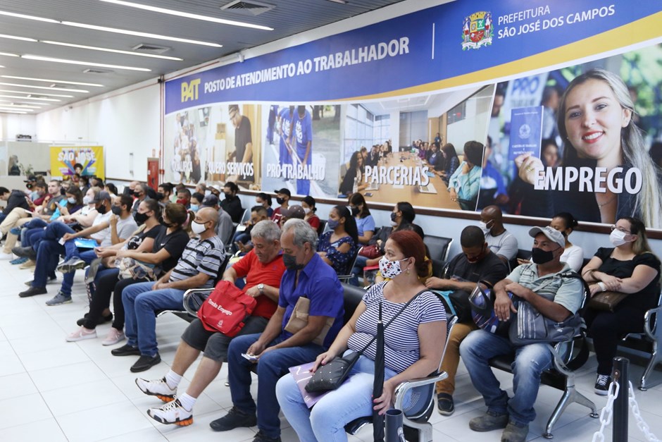 população aguardando atendimento sentada na sala de espera do PAT em SJC