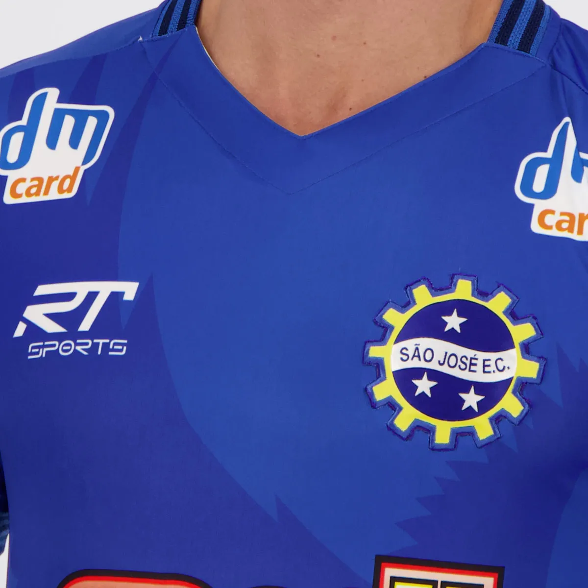 Camisa azul com o escudo do São José