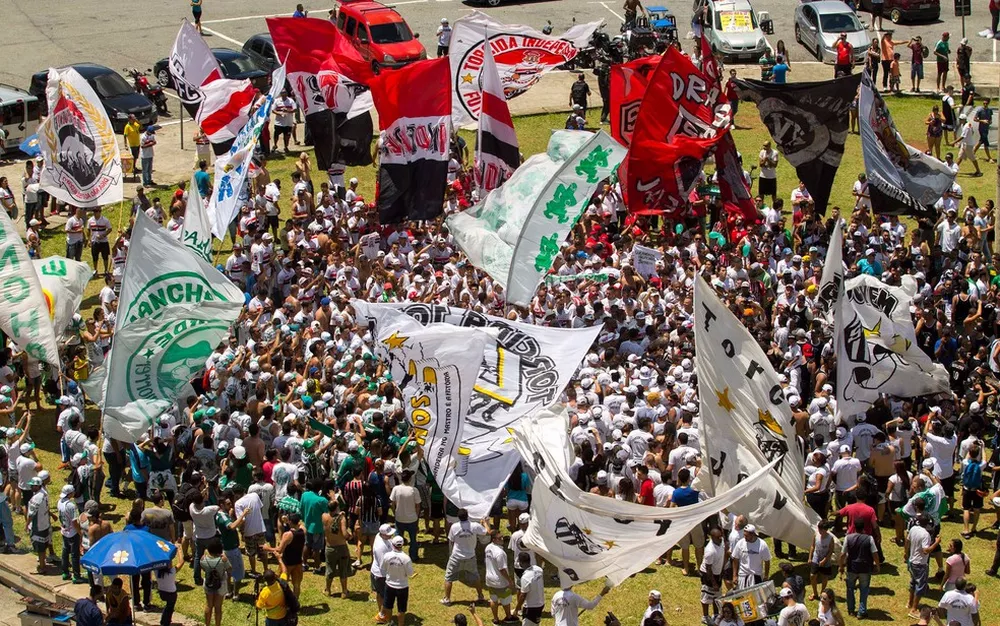 Bandeiras de mastro nos estádios de São Paulo