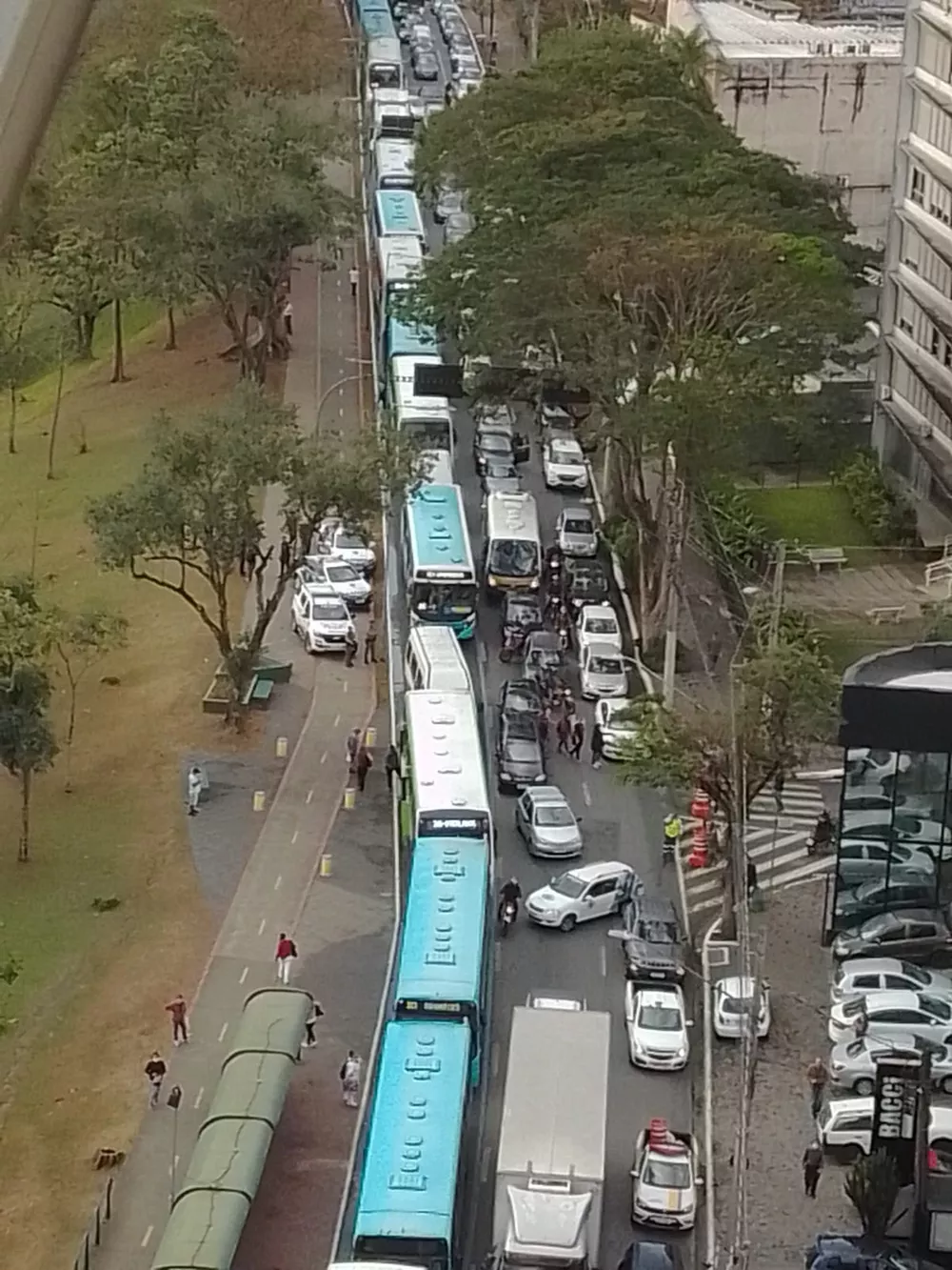 Manifestação no Banhado causa trânsito no centro de São José dos Campos