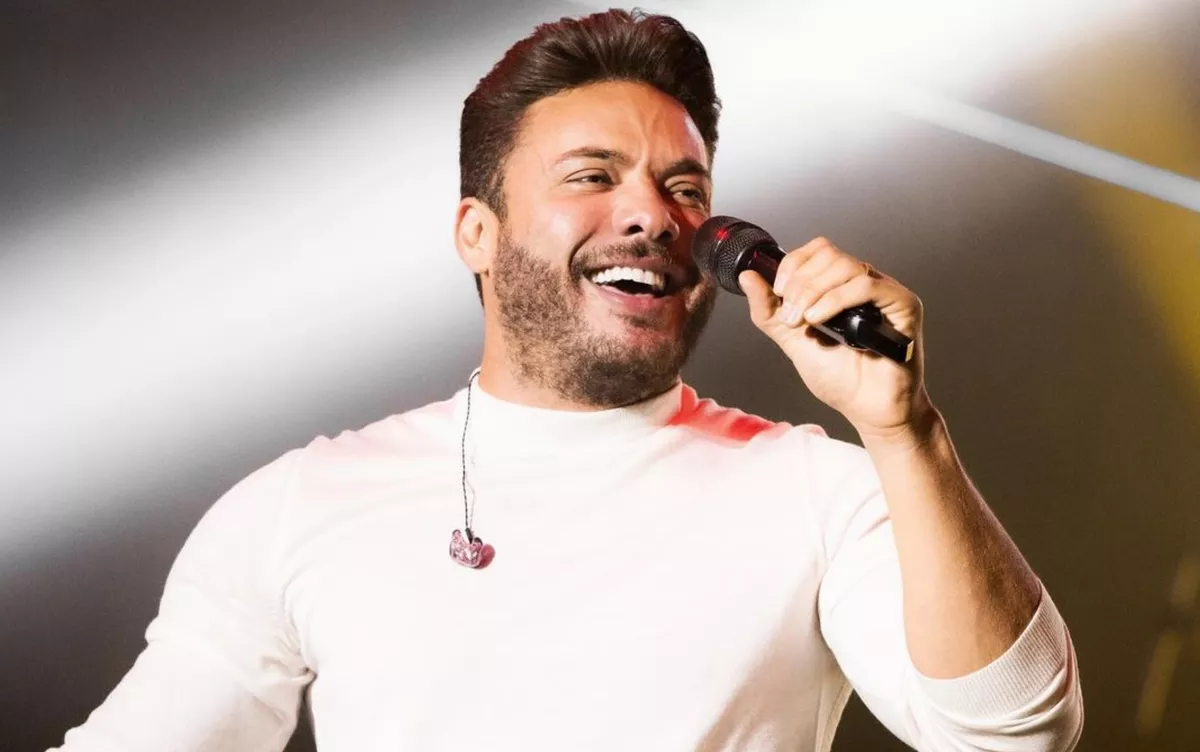 Wesley Safadão em show com uma camisa branca