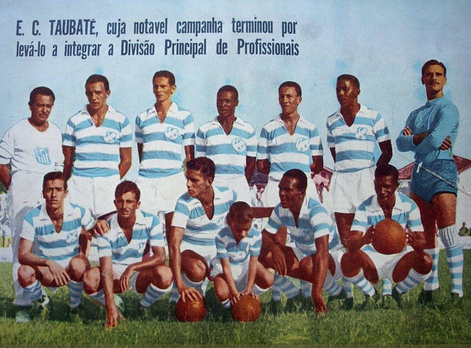 Jogadores perfilados em uma foto colorida digitalmente. Ele estão com a camisa do Burro da Central que possui listas horizontais em azul celeste e branco