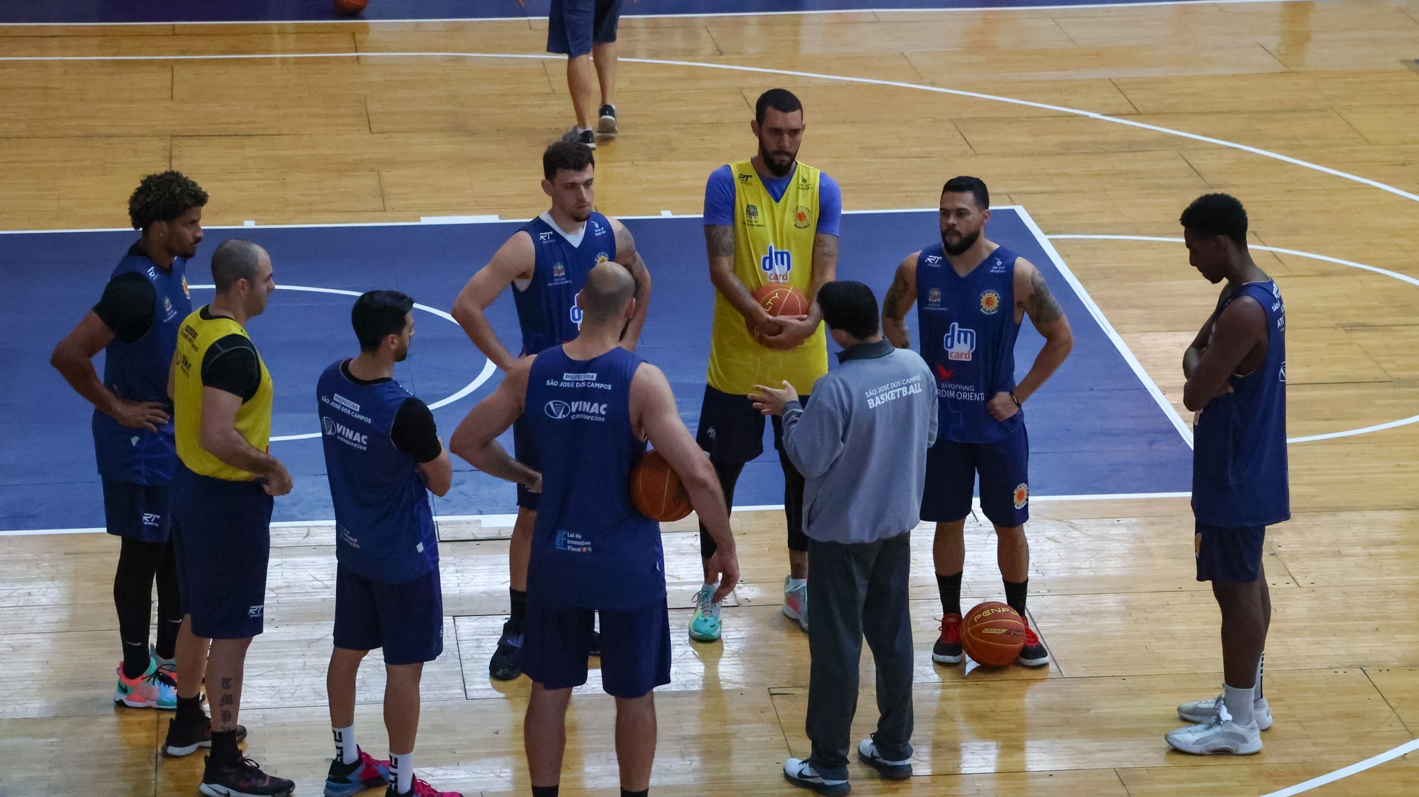 Jogadores do São José Basketball durante treinamento