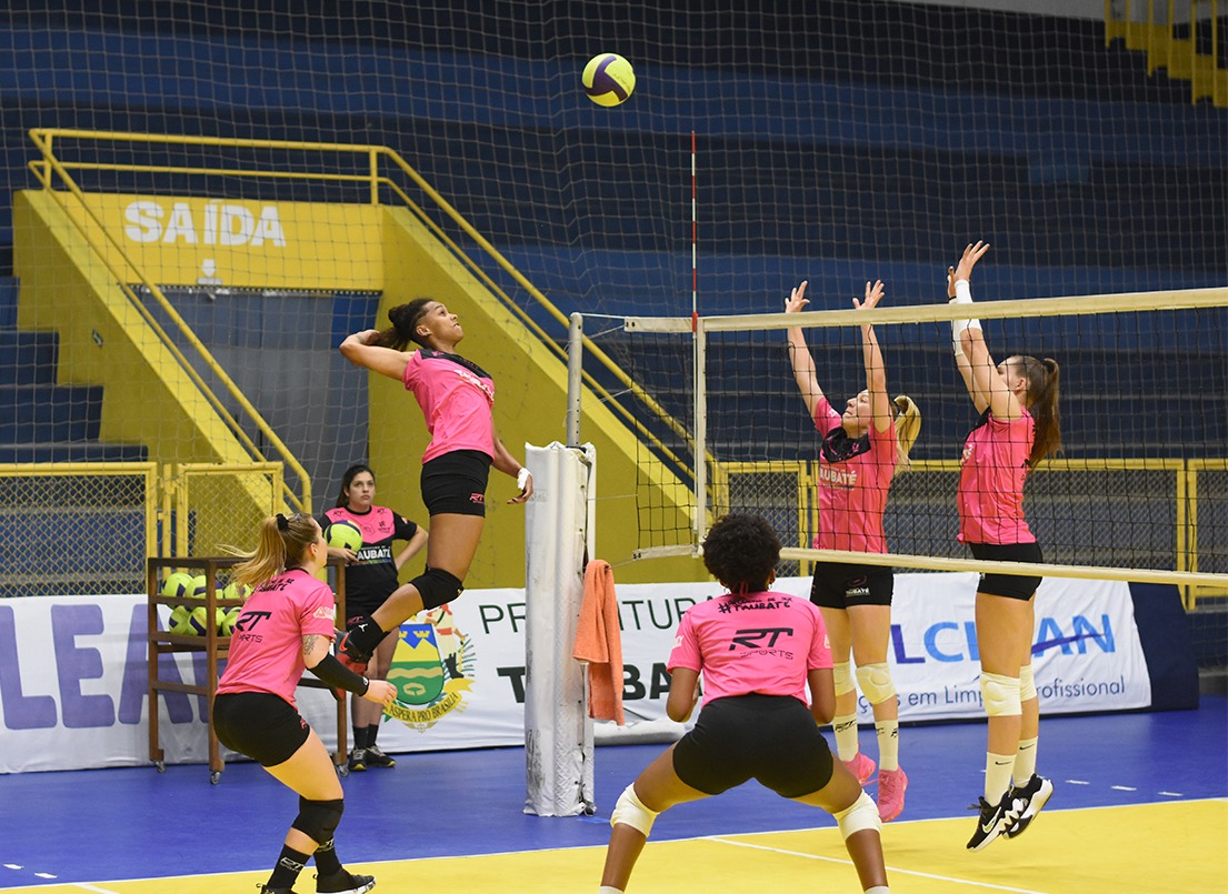 Jogadoras do Vôlei Taubaté Feminino durante treinamento