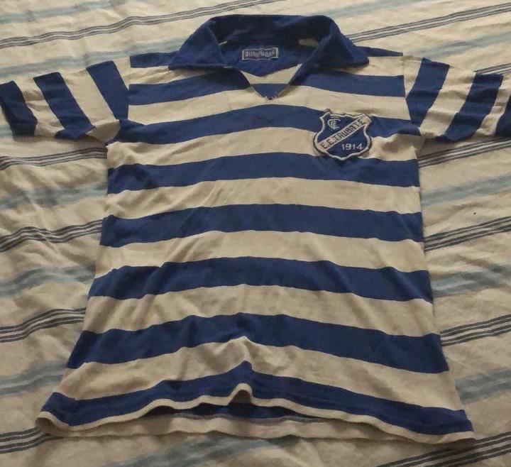 Camisa do Burrão com listras horizontais azuis curtas e sem patrocínio e com a gola polo azul