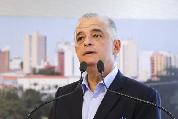 Márcio França, um dos candidatos ao Senado por SP. Ele é branco e possui cabelo liso branco penteado para trás.