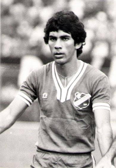 Na foto, o atacante Edmar vestindo a camisa do Burro da Central inteira azul e com a gola e as mangas com detalhes brancos e azul