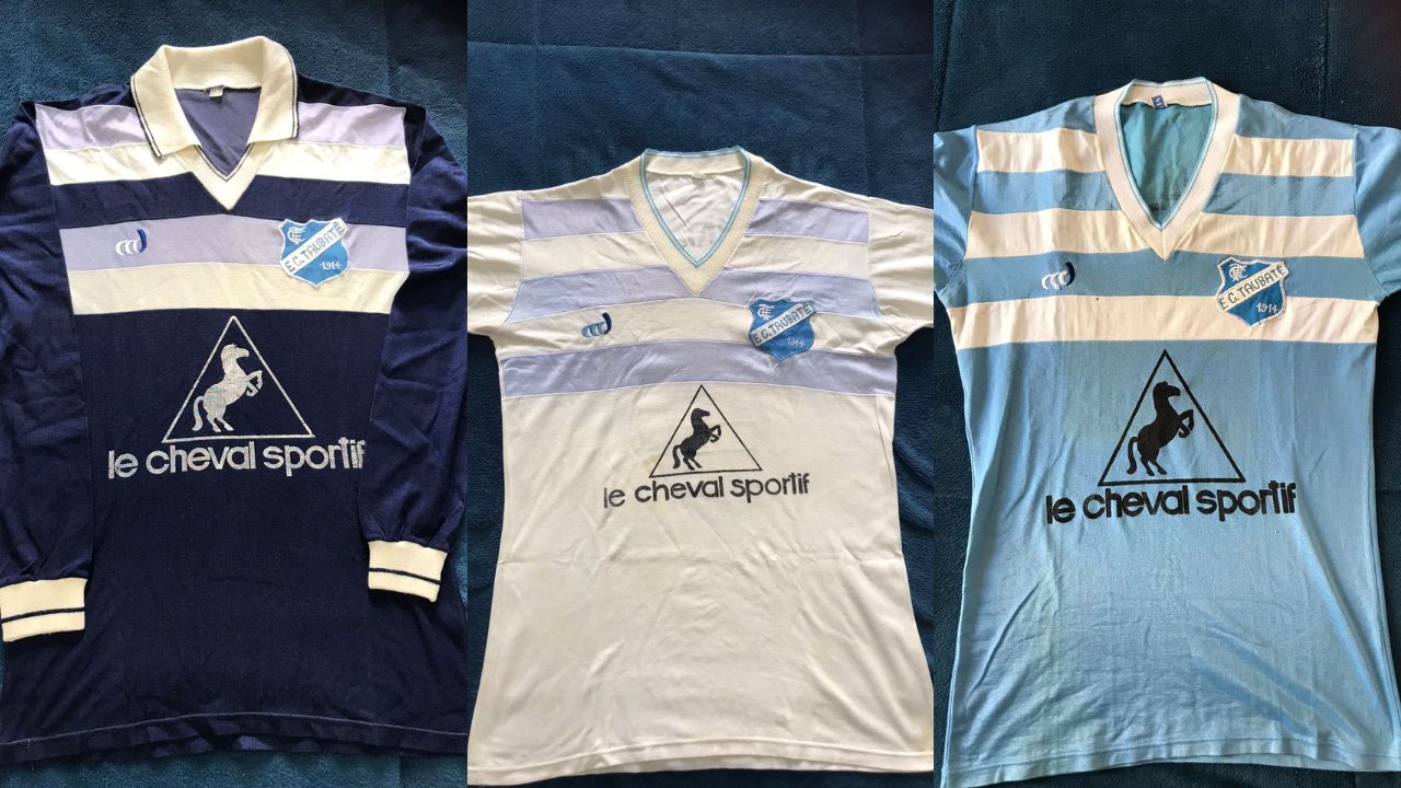 Três camisas do Taubaté feitas pela fornecedora Le Coq Sportif, todas com o mesmo design. A primeira é da cor azul marinho com detalhes brancos. A segunda é branca com detalhes azul claro. Já a terceira é azul-celeste com detalhes brancos.