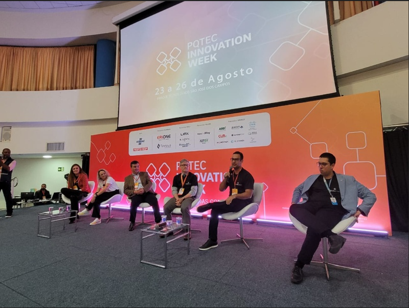 Pessoas sentadas durante abertura da Acelera Startup do Pqtec Innovation Week, do Parque Tecnológico de SJC.