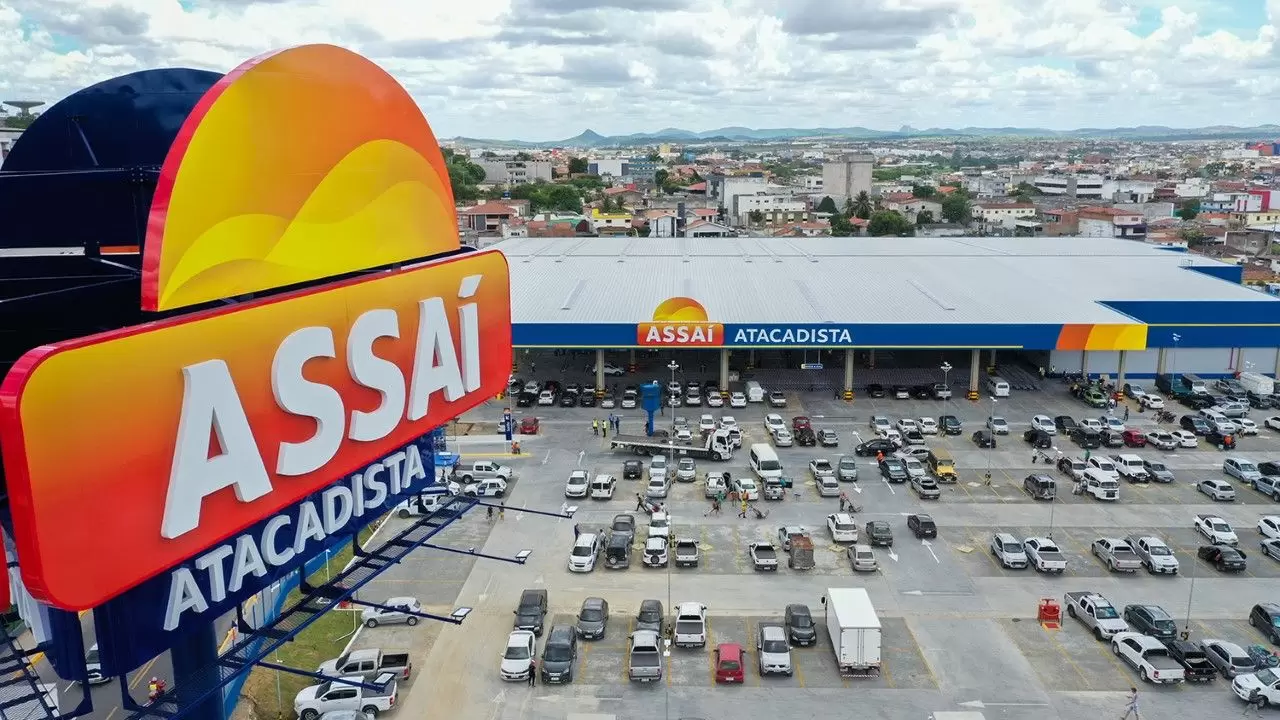 Fachada do Assaí Atacadista, com o estacionamento ao fundo. Vagas de emprego foram abertas em São José dos Campos (SJC).