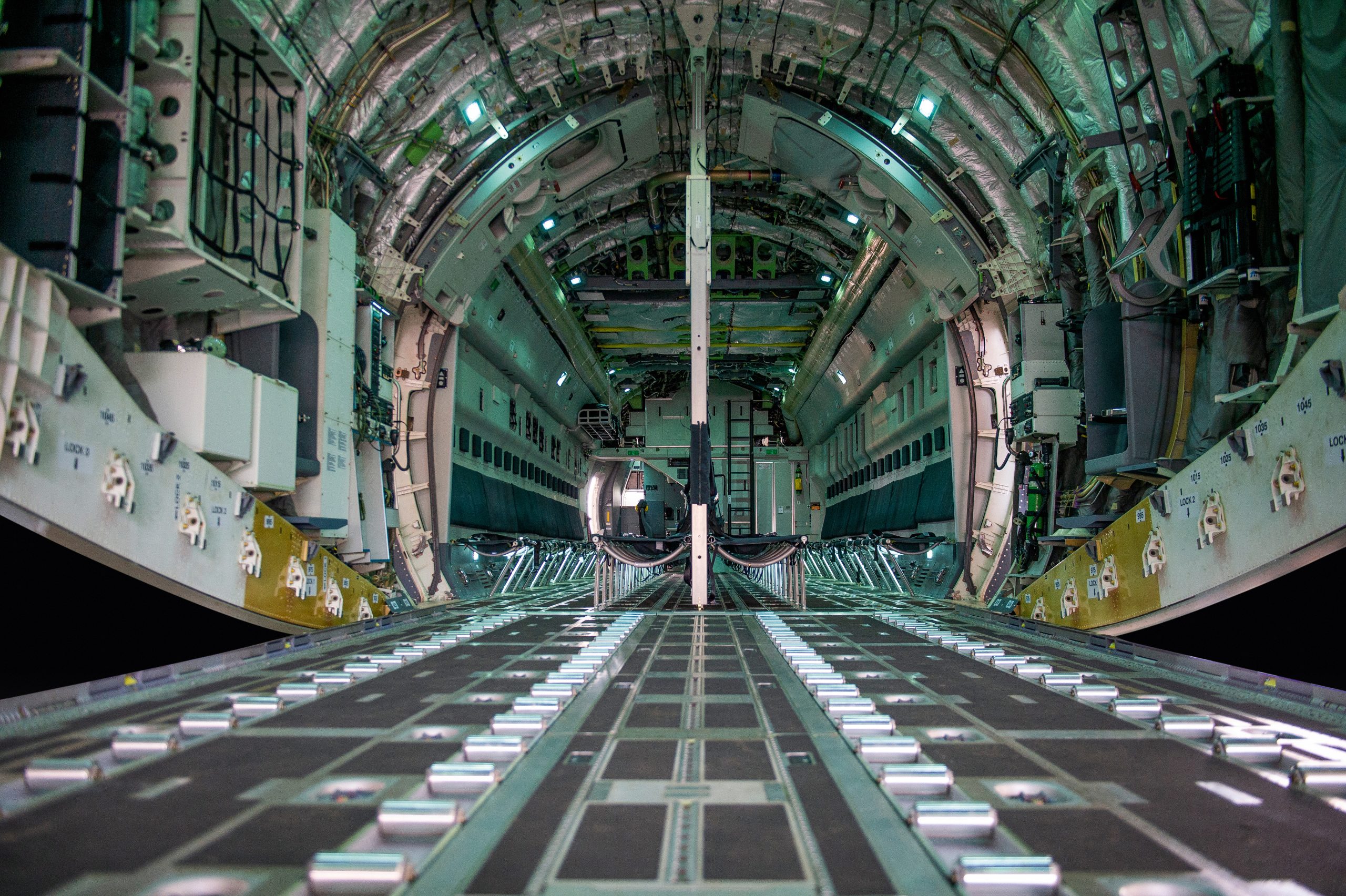 Parte interna do C-390 Millennium, da Embraer, que será apresentado na Áustria, com diversas peças tecnológicas.