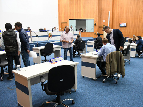 Espaço interno da aâmara de São José dos Campos, com diversas pessoas em volta, durante votação do projeto.