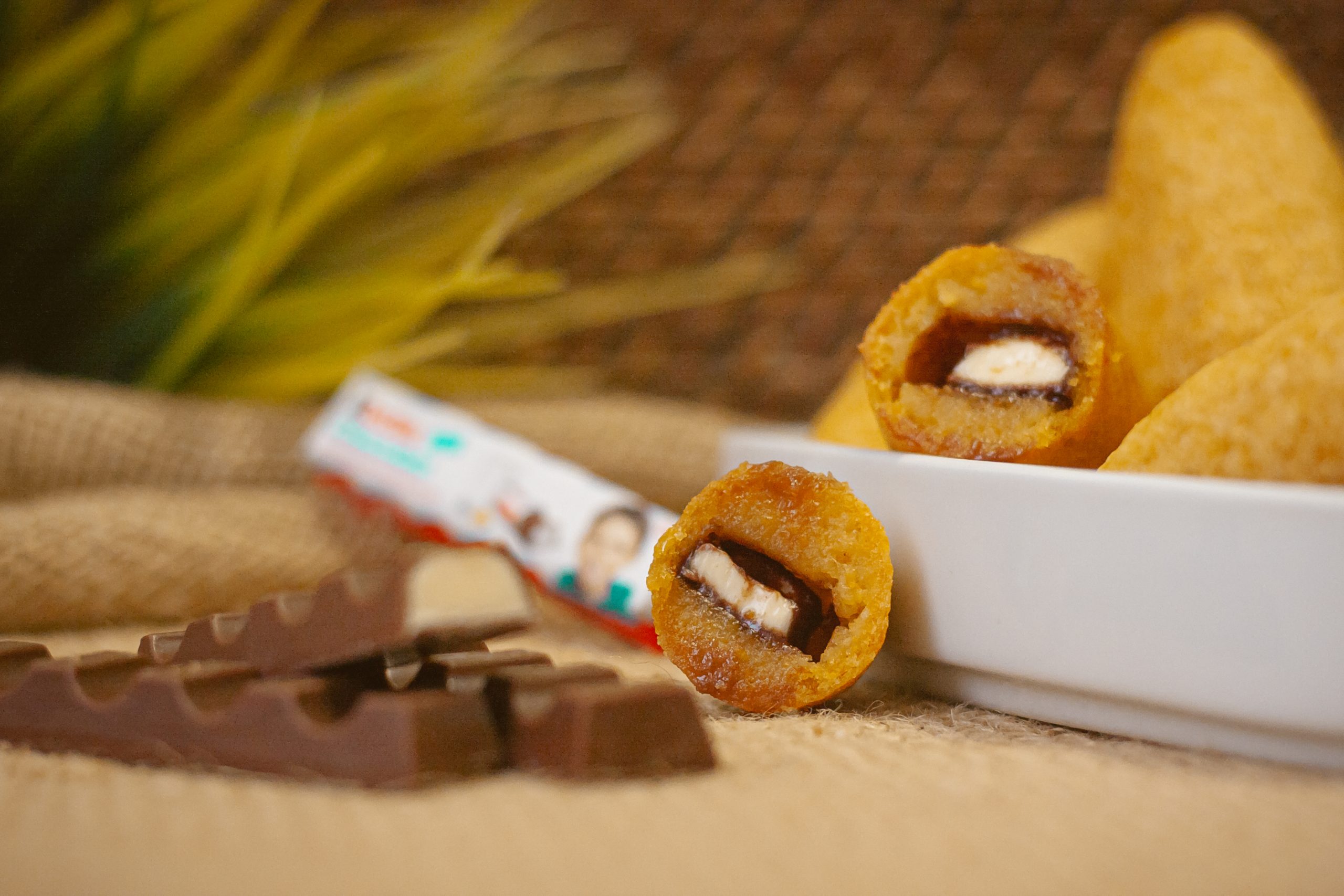 Bolinho caipira com recheio de chocolate, com barras de chocolate ao lado.