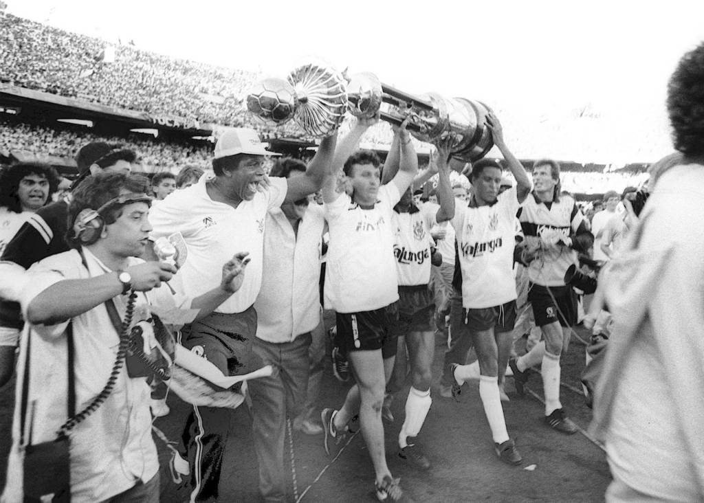 Jogadores do Corinthians levantando o Brasileirão de 1990 com a Kalunga, um dos patrocínios que marcaram o futebol brasileiro.
