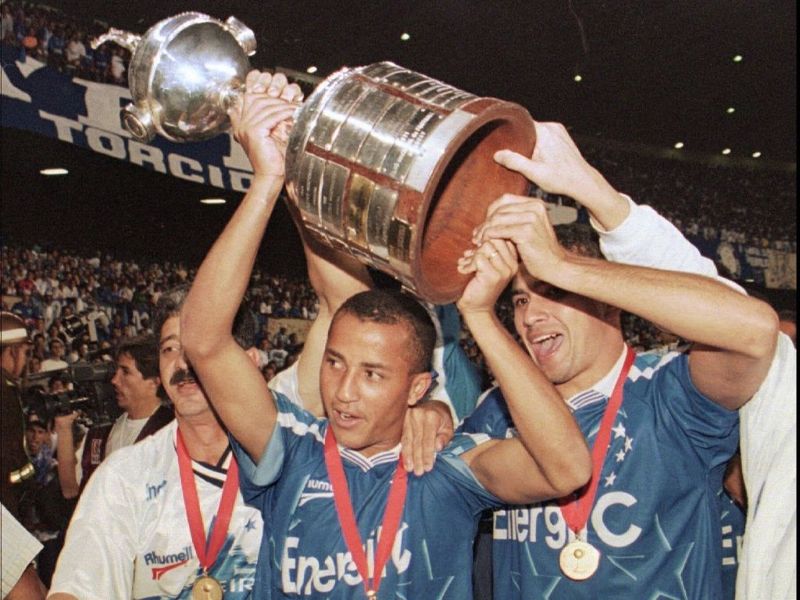 Jogadores do Cruzeiro comemorando a Libertadores de 1997