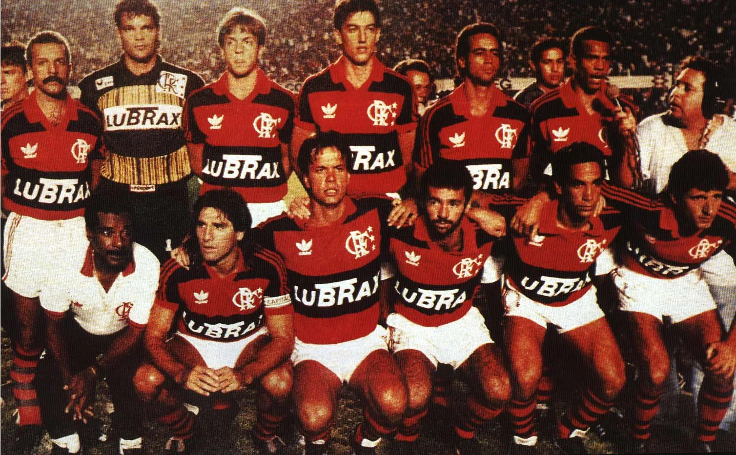 Jogadores do Flamengo na final da Copa do Brasil de 1990 com a Lubrax, um dos patrocínios que marcaram o futebol brasileiro.