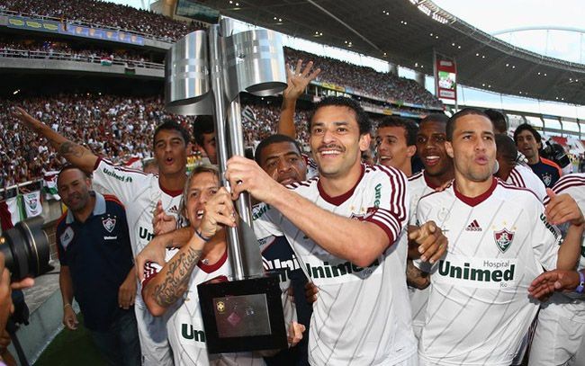 Jogadores do Fluminense comemorando o Brasileirão de 2012 com a Unimed, um dos patrocínios que marcaram o futebol brasileiro.