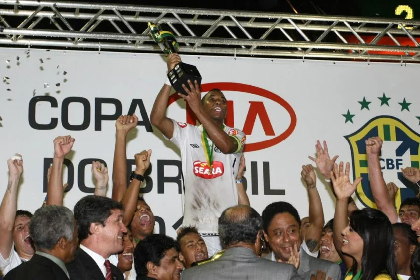 Jogadores do Santos levantando a taça da Copa do Brasil com a Seara, um dos patrocínios que marcaram o futebol brasileiro.