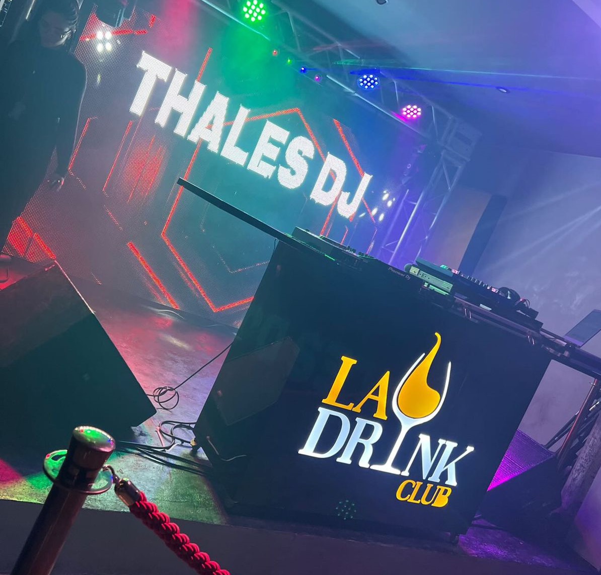 Parte interna do La Drink Club, com um palco ao fundo, uma das opções de casa noturna em sjc.