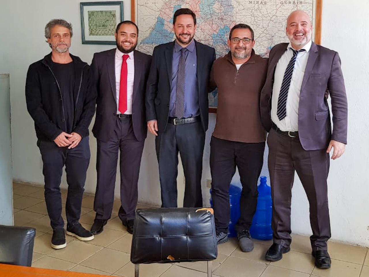 Hélio Marcondes Neto ao lado da nova chapa do EC Taubaté