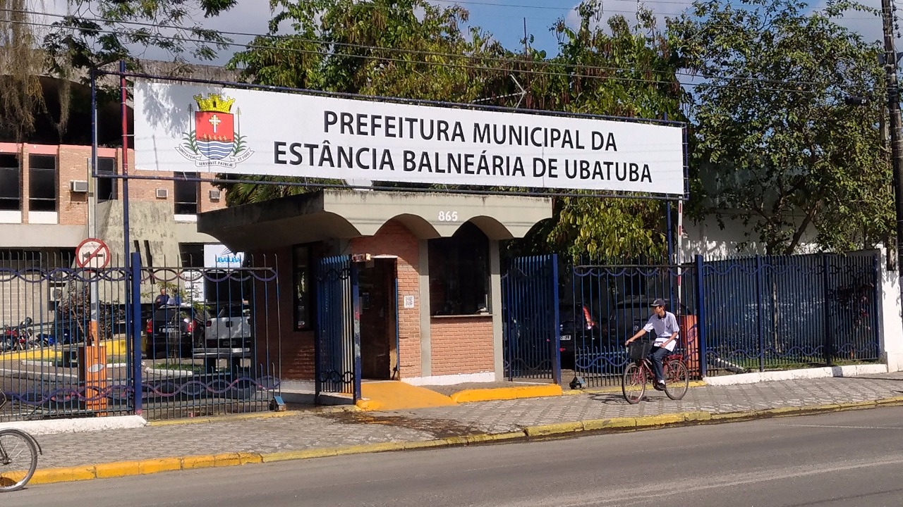 Foto mostra a fachada da Prefeitura Municipal de Ubatuba