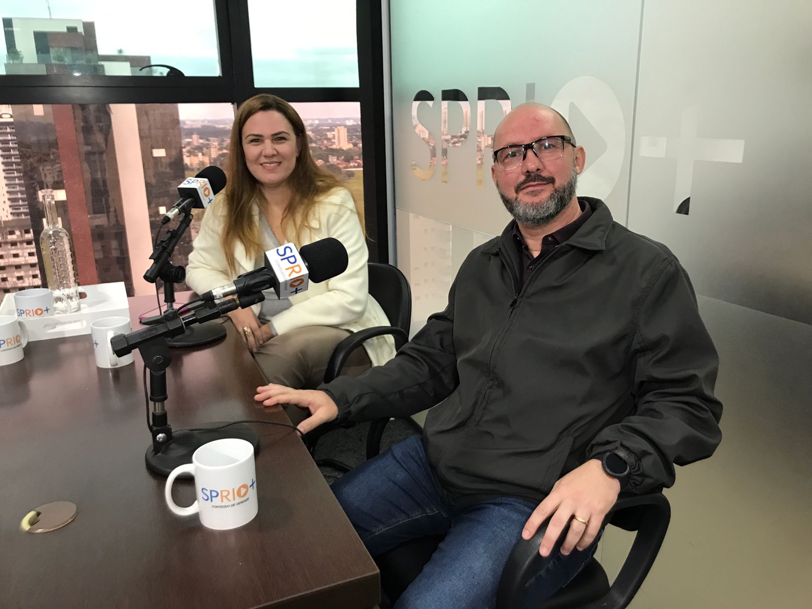 À esquerda, Alexandra Gioso; à direita, Sérgio Buani; ambos sentados durante entrevista à SP RIO+ falando sobre o PqTec Innovation Week.