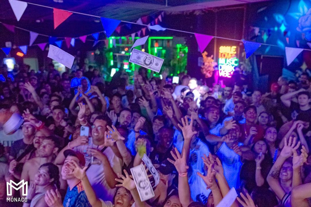 público curtindo e dançando na frente de palco na mônaco lounge, uma das principais baladas em sjc