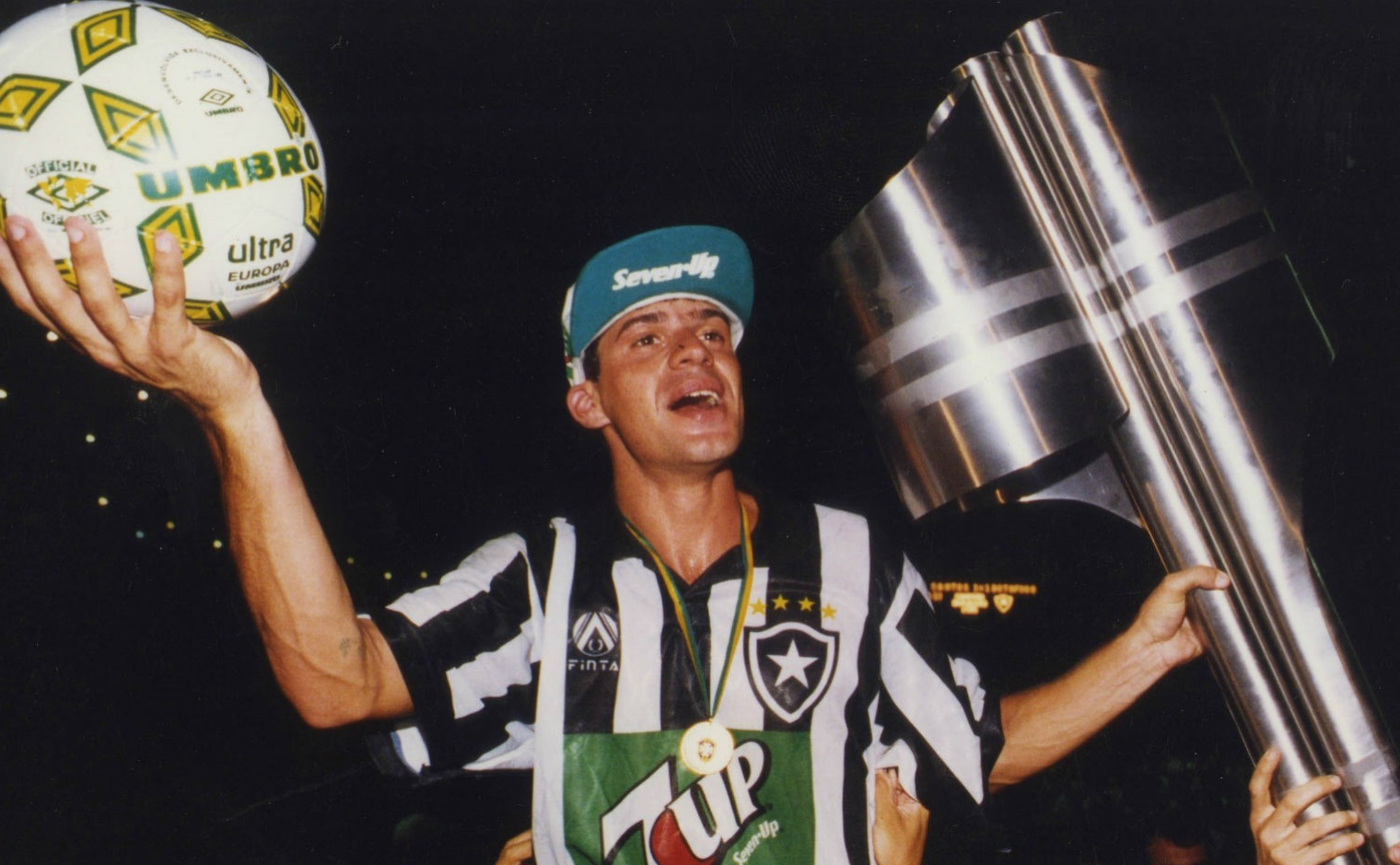 Túlio Maravilha comemorando o Brasileirão de 1995 com o Botafogo