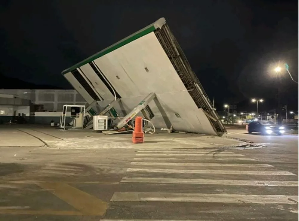 Ventos no Litoral Norte derruba posto em Caraguatatuba