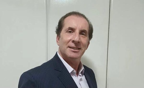 Dr. Azkoul, um dos candidatos ao senado por SP. Ele é branco, calvo e possui cabelo liso castanho, além de não usar barba.