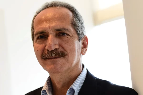 Aldo rebelo, um dos candidatos ao senado por SP. Ele é branco, calvo e possui cabelo e bigode grisalhos.