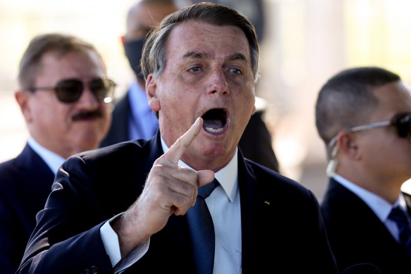 Presidente Jair Bolsonaro, que atacou Globo após entrevista com Lula na noite de ontem, apontando o dedo indicador para o alto e com expressão de irritado.