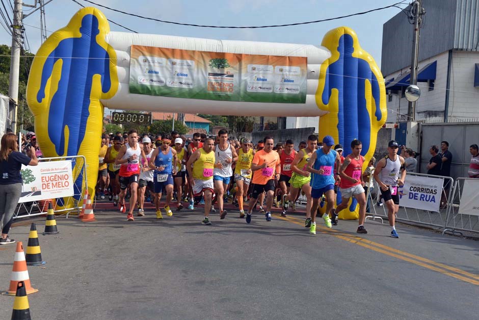 Corredores na largada de edição da Corrida de Rua de Eugênio de Melo, distrito de São José dos Campos.