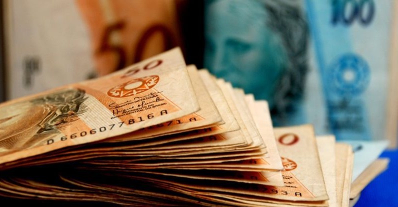 Cédulas de R$50 e R$100, simulando o repasse que o Vale do Paraíba recebeu do Governo do Estado de SP.