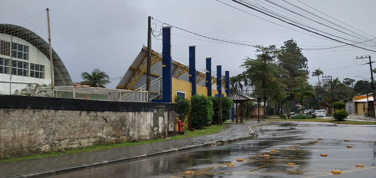 Rua em Ilhabela molhada pelas fortes chuvas da última noite.