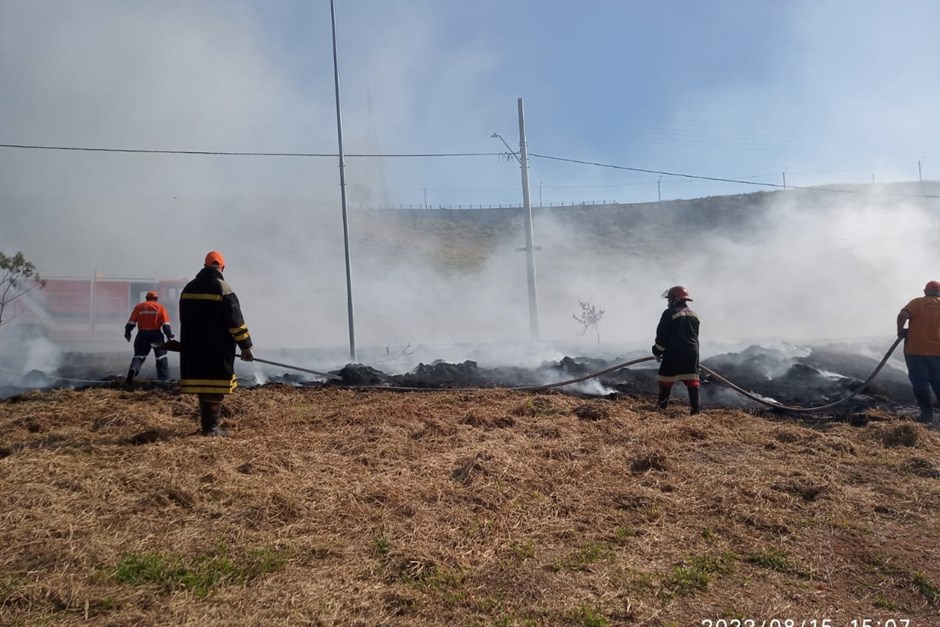 Imagem mostra quatro bombeiros em ação para controlar um dos incêndios em mata na cidade de São José dos Campos. é possível ver a vegetação já seca e o fogo controlado pela equipe, com apenas muita fumaça no local.