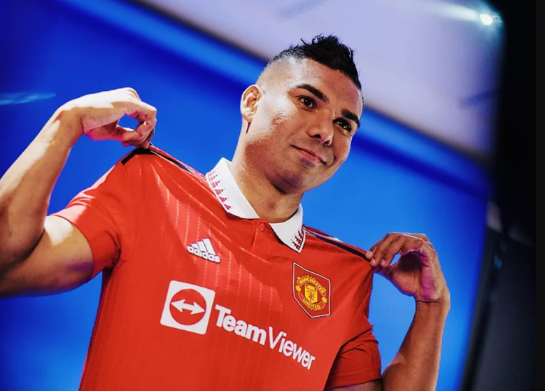 Jogador de futebol Casemiro, de São José dos Campos, vestindo a camisa do Manchester United.
