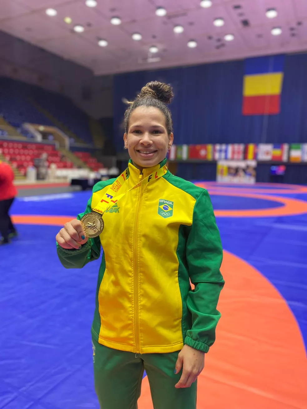 Laís Nunes conquista ouro na Romênia