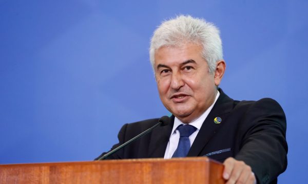 Marcos Pontes, um dos candidatos ao senado por SP. Ele é branco, possui cabelo liso grisalho. sobrancelhas pretas e não usa barba.